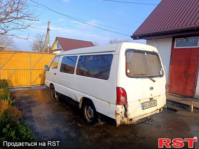 Белый Хендай H-1, объемом двигателя 2.5 л и пробегом 235 тыс. км за 2000 $, фото 2 на Automoto.ua