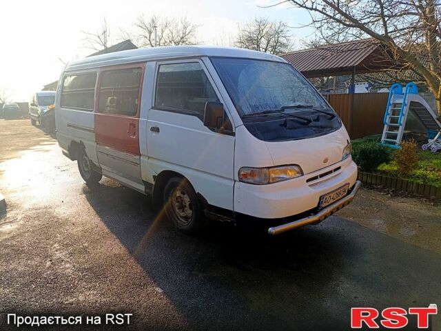 Белый Хендай H-1, объемом двигателя 2.5 л и пробегом 235 тыс. км за 2000 $, фото 1 на Automoto.ua