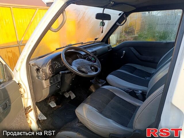 Белый Хендай H-1, объемом двигателя 2.5 л и пробегом 235 тыс. км за 2000 $, фото 6 на Automoto.ua