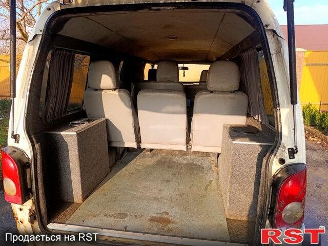 Белый Хендай H-1, объемом двигателя 2.5 л и пробегом 235 тыс. км за 2000 $, фото 4 на Automoto.ua