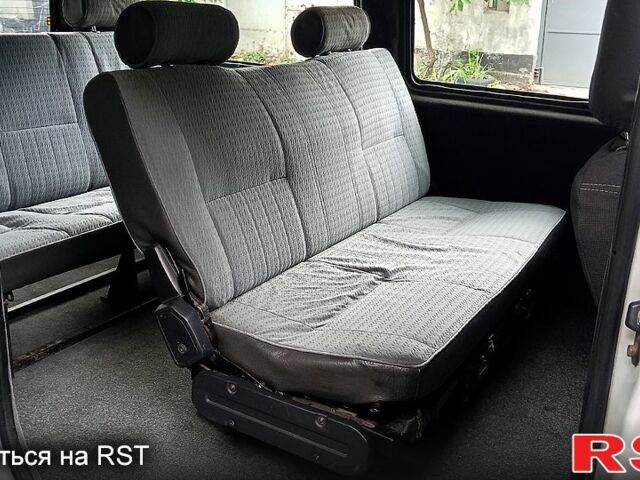 Белый Хендай H-1, объемом двигателя 2.5 л и пробегом 235 тыс. км за 4100 $, фото 10 на Automoto.ua