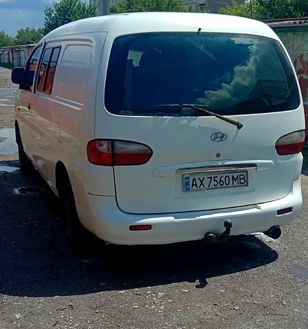 Белый Хендай H-1, объемом двигателя 2.5 л и пробегом 300 тыс. км за 4300 $, фото 4 на Automoto.ua