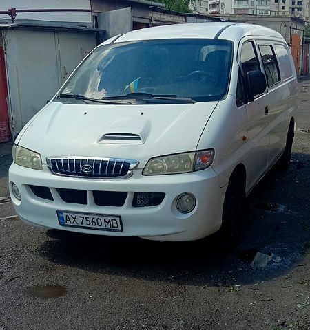 Белый Хендай H-1, объемом двигателя 2.5 л и пробегом 300 тыс. км за 4300 $, фото 1 на Automoto.ua