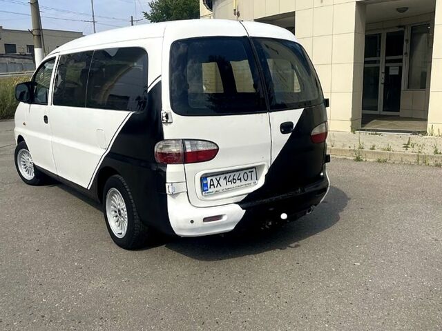 Белый Хендай H-1, объемом двигателя 2.5 л и пробегом 350 тыс. км за 3800 $, фото 2 на Automoto.ua