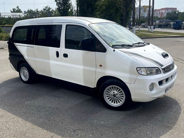 Белый Хендай H-1, объемом двигателя 2.5 л и пробегом 350 тыс. км за 3800 $, фото 5 на Automoto.ua