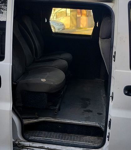 Белый Хендай H-1, объемом двигателя 2.5 л и пробегом 262 тыс. км за 2000 $, фото 3 на Automoto.ua