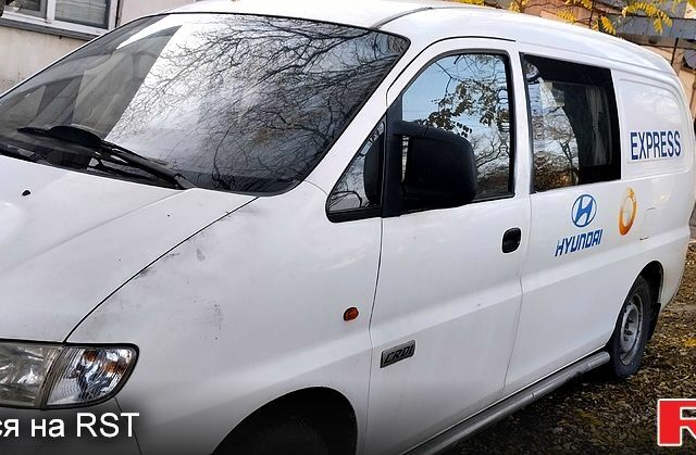 Белый Хендай H-1, объемом двигателя 2.5 л и пробегом 262 тыс. км за 2000 $, фото 4 на Automoto.ua