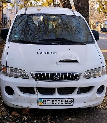 Белый Хендай H-1, объемом двигателя 2.5 л и пробегом 262 тыс. км за 2000 $, фото 11 на Automoto.ua