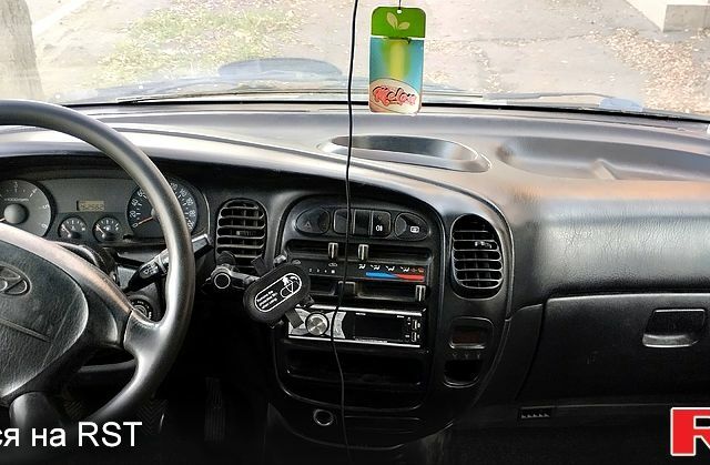 Белый Хендай H-1, объемом двигателя 2.5 л и пробегом 262 тыс. км за 2000 $, фото 2 на Automoto.ua