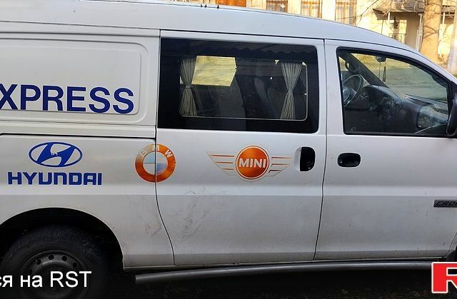 Белый Хендай H-1, объемом двигателя 2.5 л и пробегом 262 тыс. км за 2000 $, фото 9 на Automoto.ua