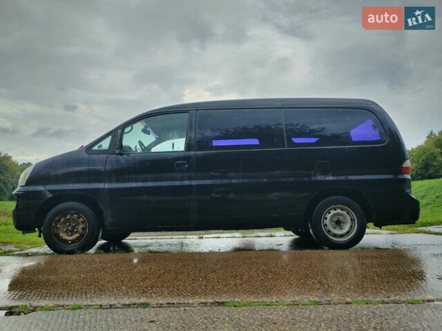 Черный Хендай H-1, объемом двигателя 2.47 л и пробегом 280 тыс. км за 8500 $, фото 3 на Automoto.ua