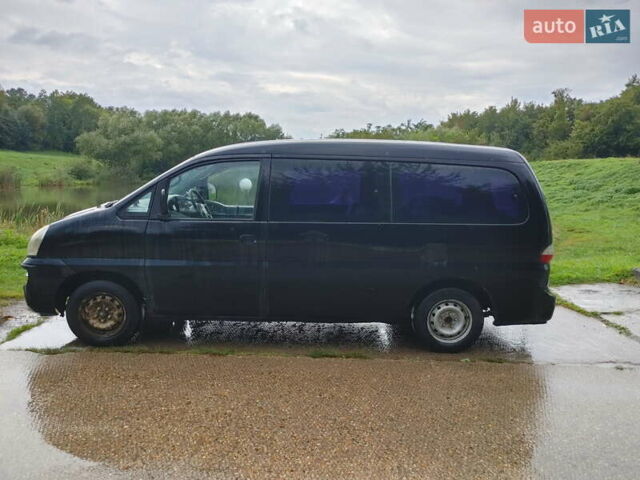 Черный Хендай H-1, объемом двигателя 2.47 л и пробегом 280 тыс. км за 8500 $, фото 2 на Automoto.ua