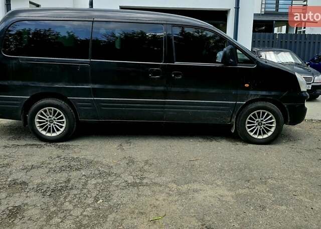 Черный Хендай H-1, объемом двигателя 2.4 л и пробегом 255 тыс. км за 8200 $, фото 1 на Automoto.ua