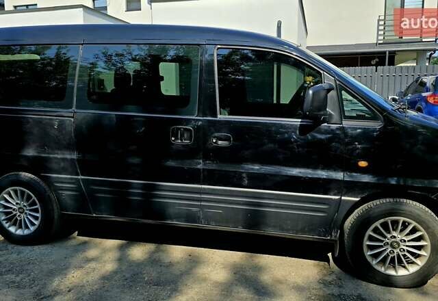 Черный Хендай H-1, объемом двигателя 2.4 л и пробегом 255 тыс. км за 8200 $, фото 2 на Automoto.ua