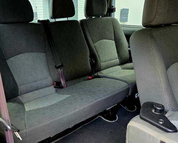 Черный Хендай H-1, объемом двигателя 2.4 л и пробегом 255 тыс. км за 8200 $, фото 3 на Automoto.ua