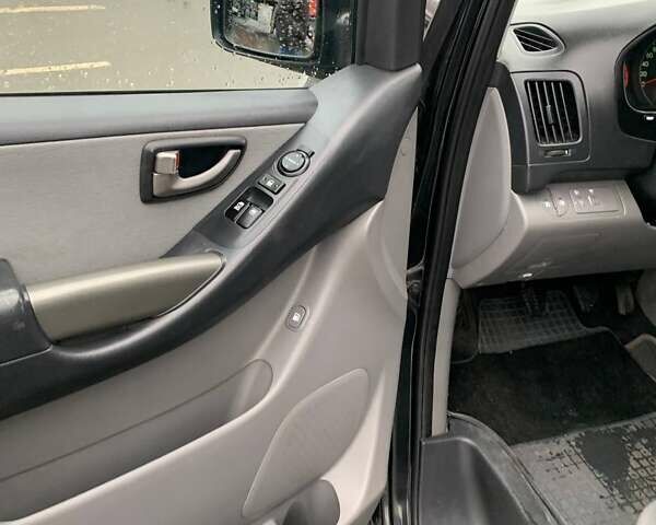 Черный Хендай H-1, объемом двигателя 2.5 л и пробегом 234 тыс. км за 7300 $, фото 9 на Automoto.ua