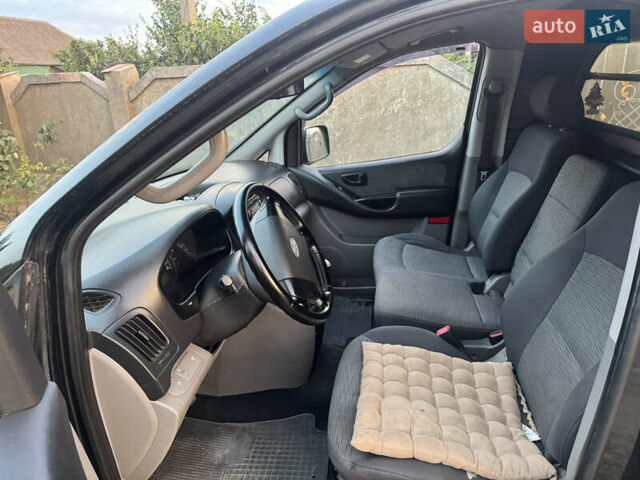 Черный Хендай H-1, объемом двигателя 2.5 л и пробегом 300 тыс. км за 8400 $, фото 12 на Automoto.ua