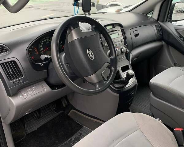 Черный Хендай H-1, объемом двигателя 2.5 л и пробегом 234 тыс. км за 7300 $, фото 11 на Automoto.ua
