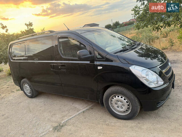 Черный Хендай H-1, объемом двигателя 2.5 л и пробегом 300 тыс. км за 8400 $, фото 21 на Automoto.ua