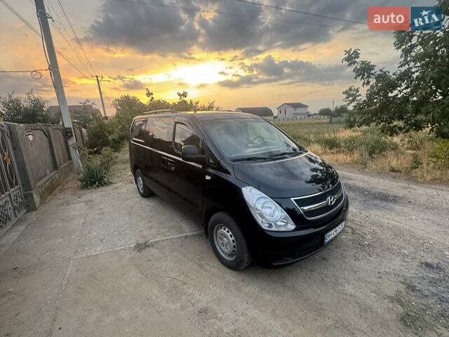 Черный Хендай H-1, объемом двигателя 2.5 л и пробегом 300 тыс. км за 8400 $, фото 5 на Automoto.ua