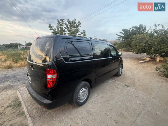 Черный Хендай H-1, объемом двигателя 2.5 л и пробегом 300 тыс. км за 8400 $, фото 4 на Automoto.ua