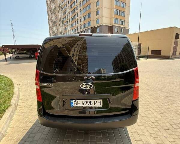 Черный Хендай H-1, объемом двигателя 2.5 л и пробегом 180 тыс. км за 8400 $, фото 7 на Automoto.ua