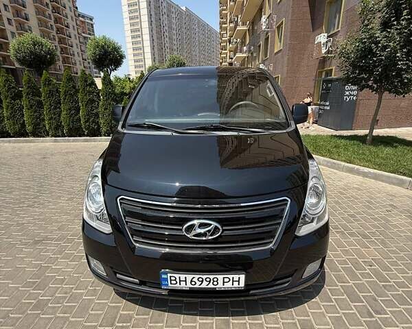Черный Хендай H-1, объемом двигателя 2.5 л и пробегом 180 тыс. км за 8400 $, фото 4 на Automoto.ua
