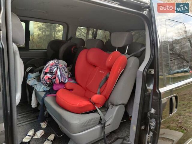 Черный Хендай H-1, объемом двигателя 2.5 л и пробегом 229 тыс. км за 11700 $, фото 3 на Automoto.ua