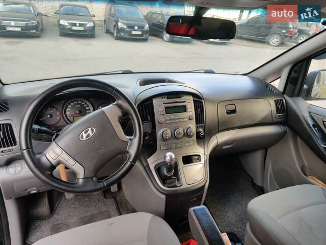 Черный Хендай H-1, объемом двигателя 2.5 л и пробегом 229 тыс. км за 11700 $, фото 6 на Automoto.ua