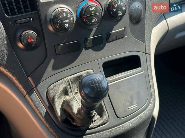 Черный Хендай H-1, объемом двигателя 2.5 л и пробегом 136 тыс. км за 11700 $, фото 26 на Automoto.ua