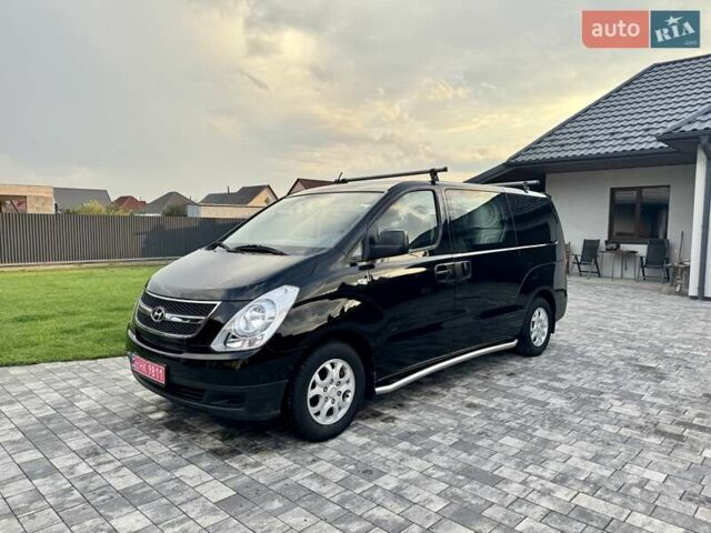 Черный Хендай H-1, объемом двигателя 2.5 л и пробегом 239 тыс. км за 12900 $, фото 1 на Automoto.ua