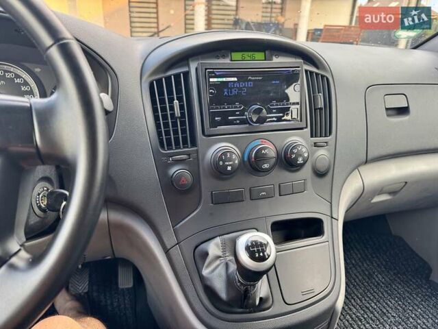 Черный Хендай H-1, объемом двигателя 2.5 л и пробегом 239 тыс. км за 12700 $, фото 19 на Automoto.ua