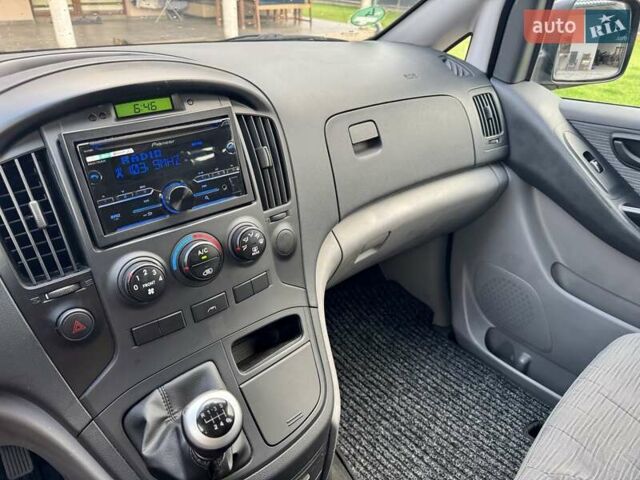 Черный Хендай H-1, объемом двигателя 2.5 л и пробегом 239 тыс. км за 12900 $, фото 21 на Automoto.ua