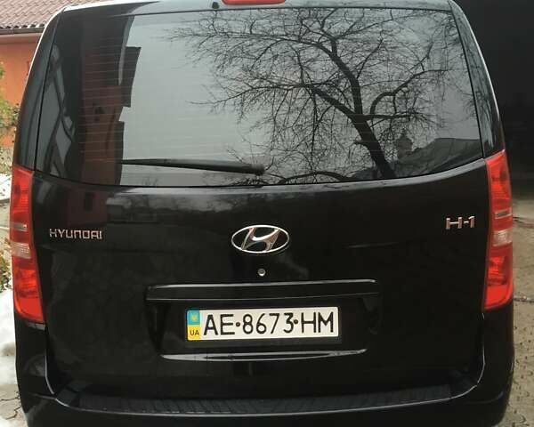 Черный Хендай H-1, объемом двигателя 2.5 л и пробегом 300 тыс. км за 12000 $, фото 1 на Automoto.ua