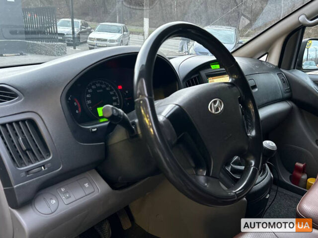 Чорний Хендай H-1, об'ємом двигуна 2.5 л та пробігом 312 тис. км за 11000 $, фото 7 на Automoto.ua