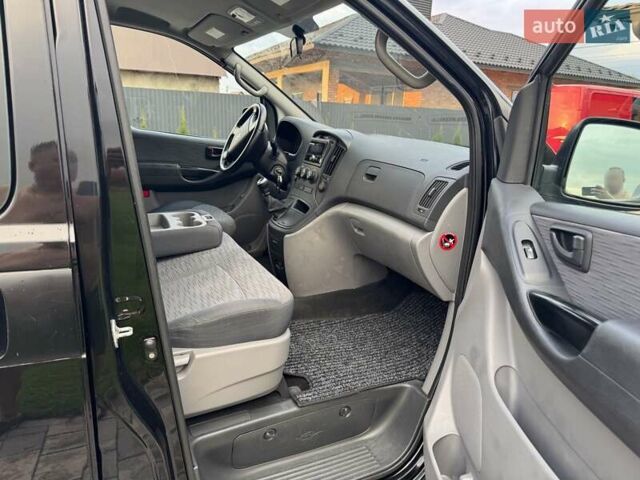 Черный Хендай H-1, объемом двигателя 2.5 л и пробегом 239 тыс. км за 12900 $, фото 30 на Automoto.ua