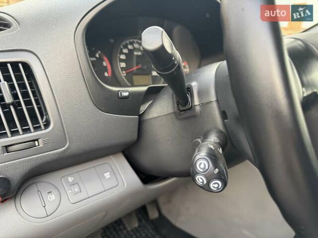 Черный Хендай H-1, объемом двигателя 2.5 л и пробегом 239 тыс. км за 12900 $, фото 29 на Automoto.ua