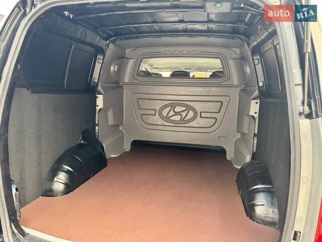 Черный Хендай H-1, объемом двигателя 2.5 л и пробегом 239 тыс. км за 12900 $, фото 39 на Automoto.ua