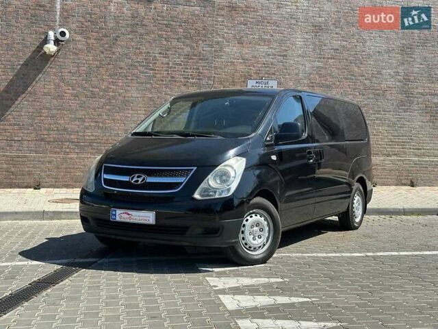 Черный Хендай H-1, объемом двигателя 2.5 л и пробегом 136 тыс. км за 11700 $, фото 1 на Automoto.ua