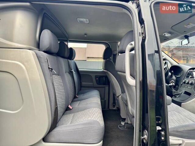 Черный Хендай H-1, объемом двигателя 2.5 л и пробегом 239 тыс. км за 12900 $, фото 33 на Automoto.ua