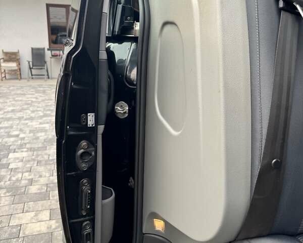Черный Хендай H-1, объемом двигателя 2.5 л и пробегом 239 тыс. км за 12900 $, фото 35 на Automoto.ua