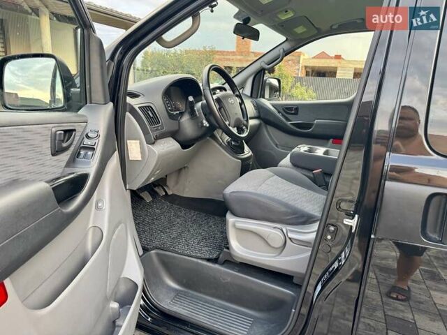 Черный Хендай H-1, объемом двигателя 2.5 л и пробегом 239 тыс. км за 12900 $, фото 13 на Automoto.ua