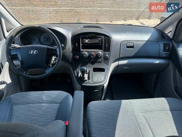 Черный Хендай H-1, объемом двигателя 2.5 л и пробегом 136 тыс. км за 11700 $, фото 17 на Automoto.ua