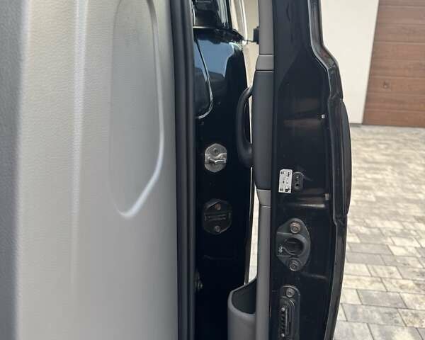 Черный Хендай H-1, объемом двигателя 2.5 л и пробегом 239 тыс. км за 12900 $, фото 27 на Automoto.ua