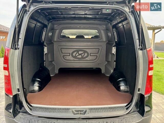 Черный Хендай H-1, объемом двигателя 2.5 л и пробегом 239 тыс. км за 12700 $, фото 37 на Automoto.ua