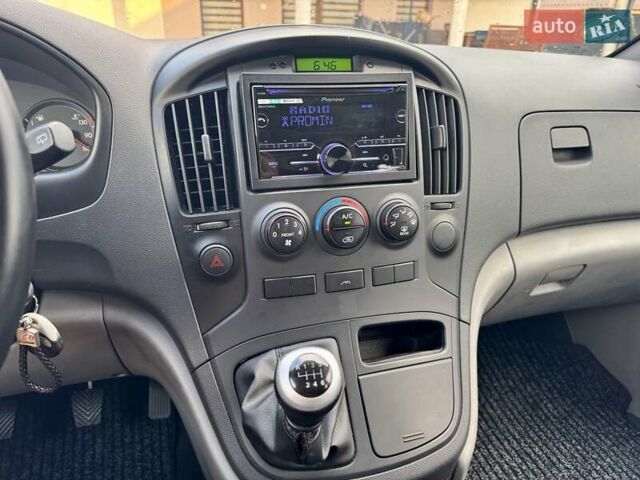 Черный Хендай H-1, объемом двигателя 2.5 л и пробегом 239 тыс. км за 12700 $, фото 20 на Automoto.ua