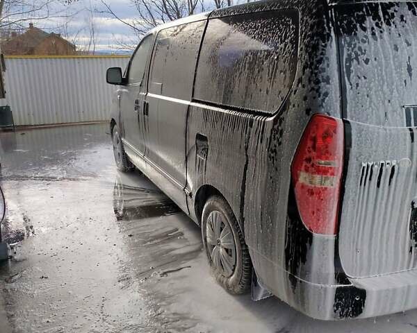 Черный Хендай H-1, объемом двигателя 2.5 л и пробегом 331 тыс. км за 14400 $, фото 21 на Automoto.ua