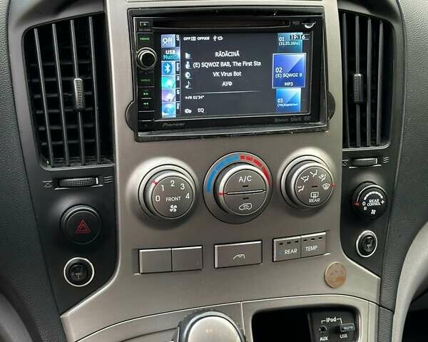 Черный Хендай H-1, объемом двигателя 2.5 л и пробегом 330 тыс. км за 5500 $, фото 2 на Automoto.ua