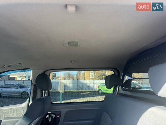 Черный Хендай H-1, объемом двигателя 2.5 л и пробегом 295 тыс. км за 15500 $, фото 5 на Automoto.ua