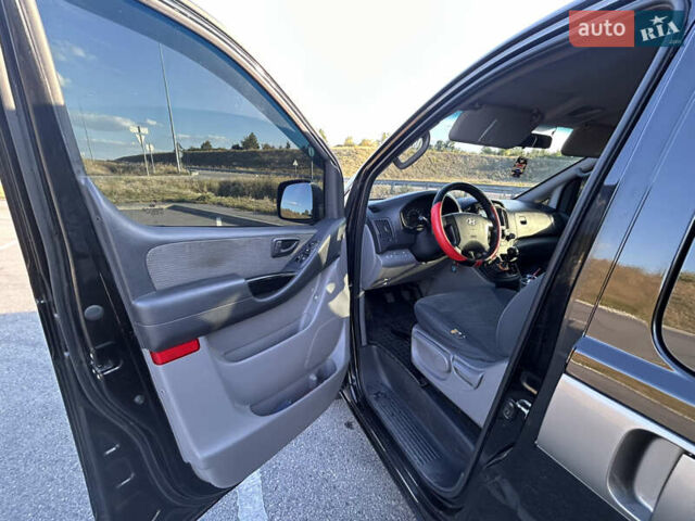 Черный Хендай H-1, объемом двигателя 2.5 л и пробегом 288 тыс. км за 16000 $, фото 5 на Automoto.ua